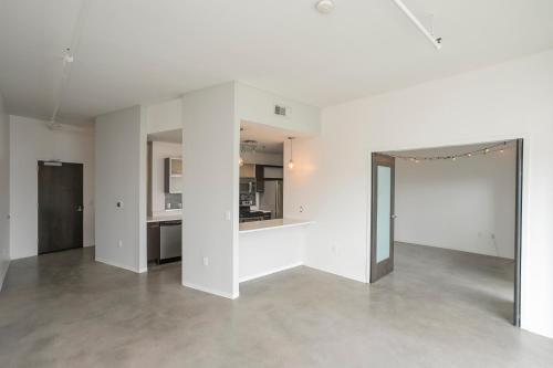 Unfurnished Condo Amazing Layout w Balcony & Storage 30 day minimum in Nashville, USA
