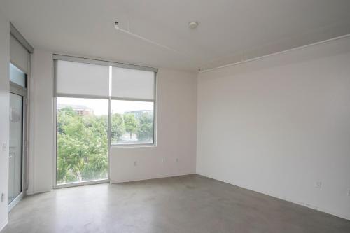 Unfurnished Condo Amazing Layout w Balcony & Storage 30 day minimum in Nashville, USA