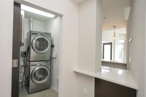 Unfurnished Condo Amazing Layout w Balcony & Storage 30 day minimum in Nashville, USA