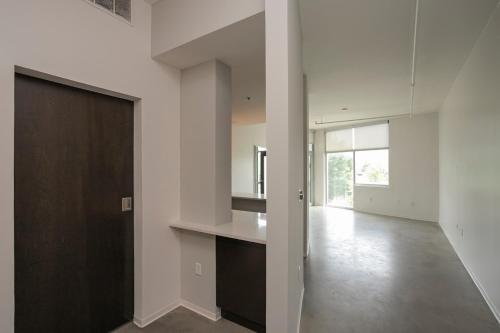 Unfurnished Condo Amazing Layout w Balcony & Storage 30 day minimum - image 5