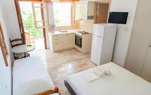 1 double bed, 2 twin beds