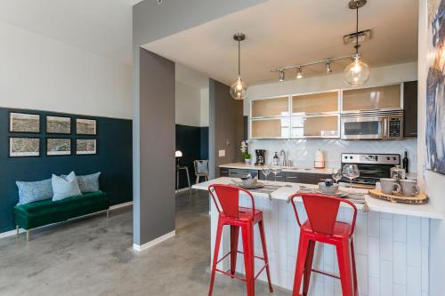 Mid Century Modern Downtown Condo 30+ Night Min in Nashville, USA
