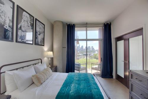 Mid Century Modern Downtown Condo 30+ Night Min in Nashville, USA