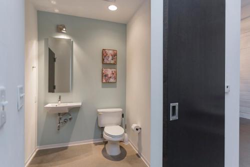 Sophisticated Nashville Condo Corporate Rental - image 5