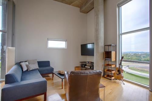 Luxe Two Bedroom Penthouse With Skyline Views, Internet, Gym in Nashville, USA