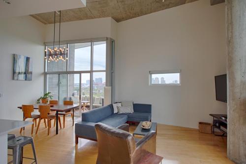 Luxe Two Bedroom Penthouse With Skyline Views, Internet, Gym thumb 4