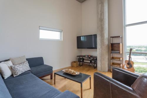 Luxe Two Bedroom Penthouse With Skyline Views, Internet, Gym detail