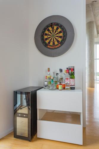 Luxe Two Bedroom Penthouse With Skyline Views, Internet, Gym detail