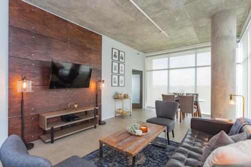 Gaze at Sprawling Green Vistas Through Walls of Windows in Nashville, USA