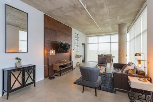 Gaze at Sprawling Green Vistas Through Walls of Windows in Nashville, USA