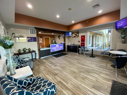 Lobby, Orbits Inn in Somerset (MA)