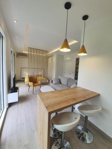 Studio with Balcony image 8