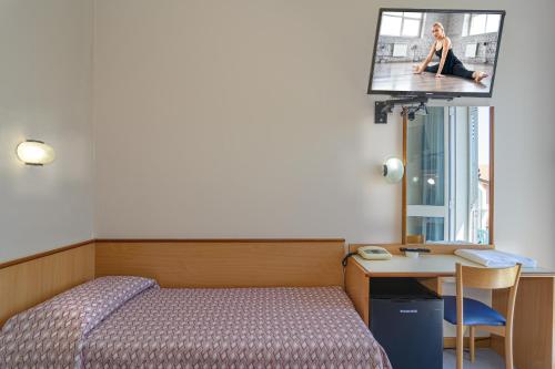 Single Room image 4