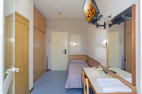 Single Room image 5