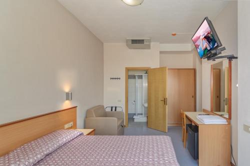 Double or Twin Room with Extra Bed image 6