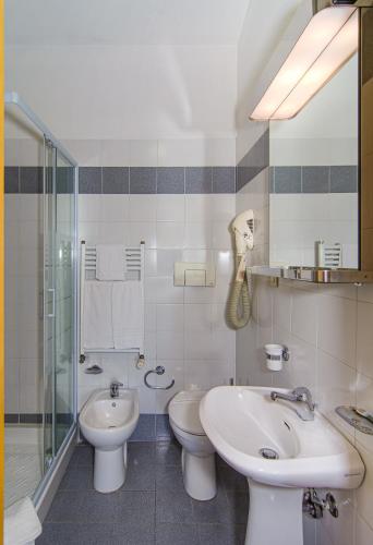 Double or Twin Room with Balcony image 4