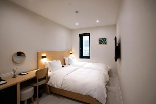 Superior Twin Room image 5