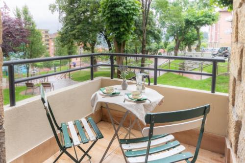 Apartamento KUIA en Gran Bilbao con terraza y vistas a un parque