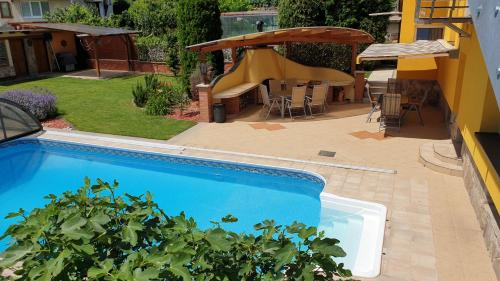 2 bedrooms, 3 beds