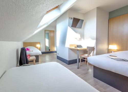 1 queen bed, 2 twin beds