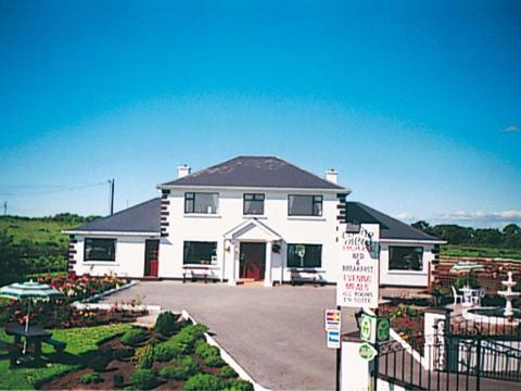 Castle View House Castle View House is conveniently located in the popular Ballylongford area. The hotel has everything you need for a comfortable stay. Service-minded staff will welcome and guide you at the Castle Vie