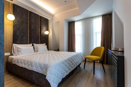 Deluxe Double or Twin Room with City View