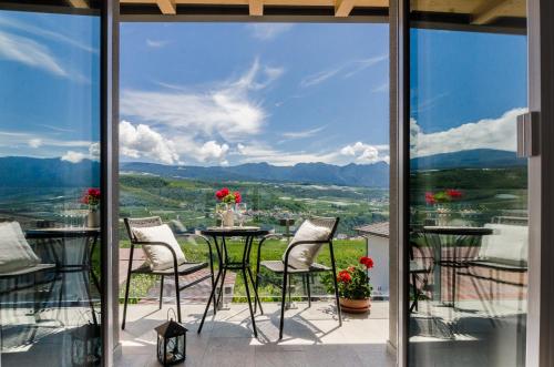 Apartment with Mountain View