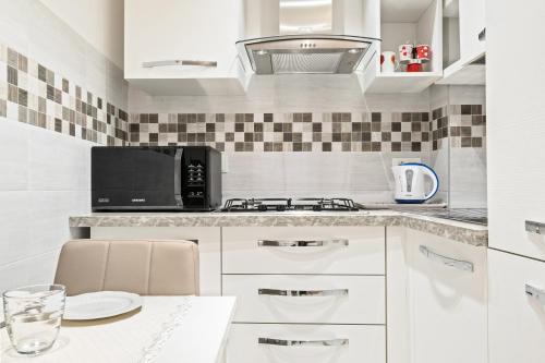 Kitchen, GuestHost - Pratello Il Gelso Apartments in Saragozza
