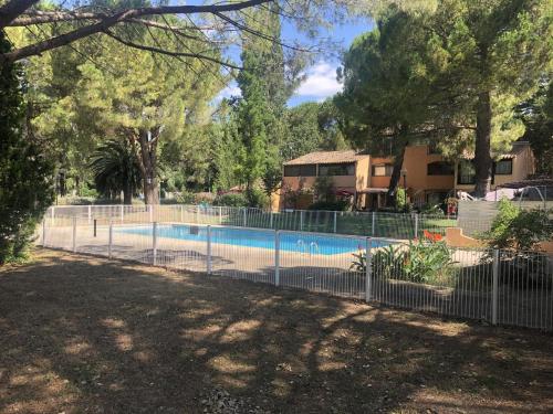 Swimming pool, Appartement 238 village LES SALICORNES in Arles