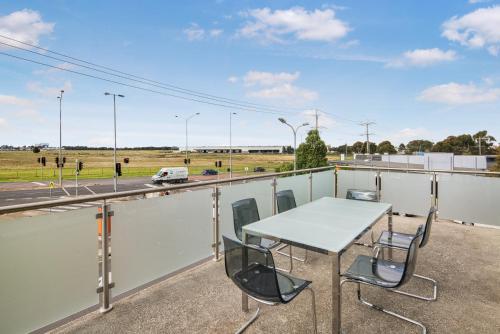 Modern Unit With Balconies Near Melbourne Airport