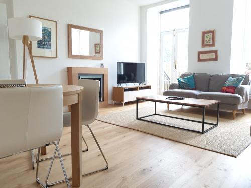 Roseneath Place - Lovely 2 bed near Meadows with private parking