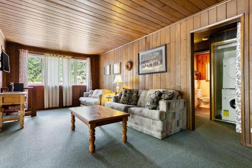 Rustic Cabin Retreat- Mins from Bass Lake - main image