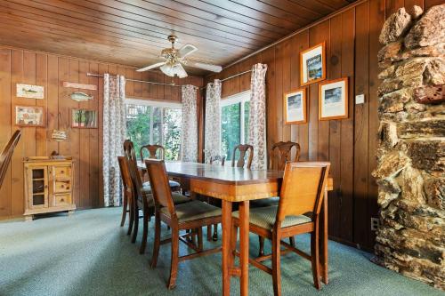 Rustic Cabin Retreat- Mins from Bass Lake - image 3