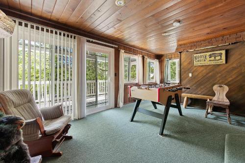 Rustic Cabin Retreat- Mins from Bass Lake - image 4