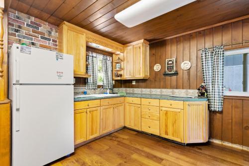 Rustic Cabin Retreat- Mins from Bass Lake - image 5