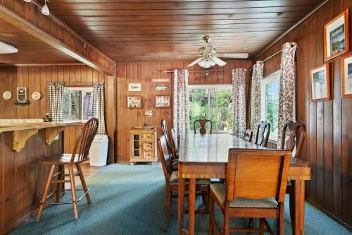 Rustic Cabin Retreat- Mins from Bass Lake - image 8