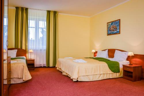 2 queen beds, 1 twin bed