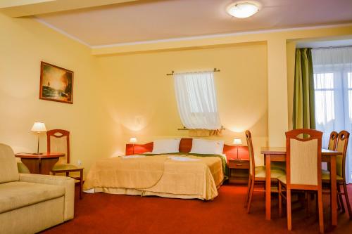 3 twin beds, 1 sofa bed