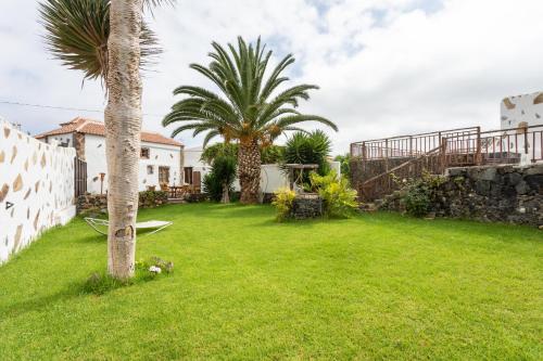 Finca El Poleo with pool and sea view - Tap to explore photos