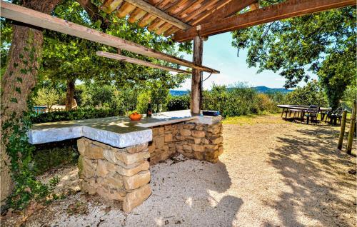 Stunning home in Saint-Nazaire w/ Outdoor swimming pool, Outdoor swimming pool and 7 Bedrooms gîte à louer Saint-Nazaire