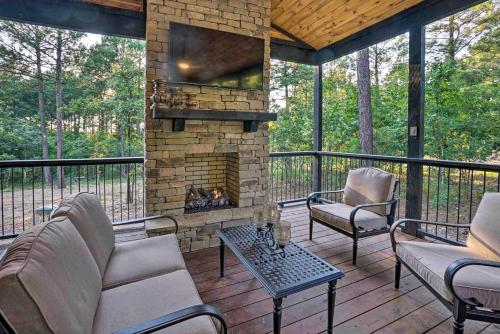 Modern Cabin with Hot Tub and Panoramic Views!