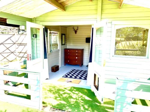 Holly Tree Cottage - 3 bedrooms and large garden with optional glamping double outside