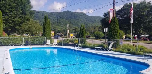 A Holiday Motel - Maggie Valley