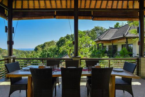 VILLA CAHAYA Perfectly formed by the natural surrounding and Balinese hospitality