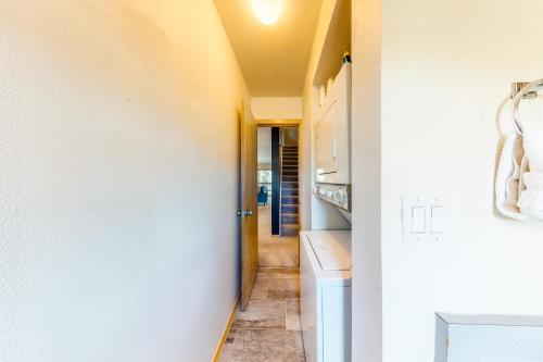Meadow Creek Hideaway - image 9