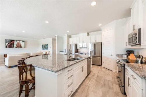 Luxurious 13BR / 13BA Home - Private Pool and Spa + Game Room home - image 5