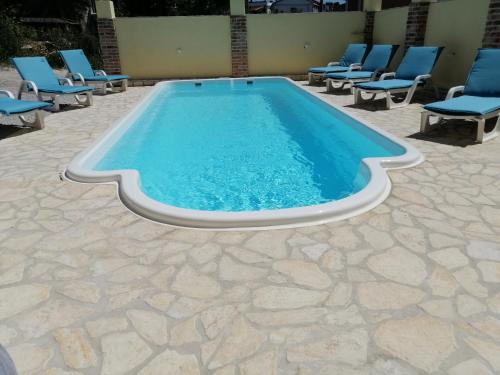 สระว่ายน้ำ, Maleluni in สเวติ วิด-มิโฮลยิเซ