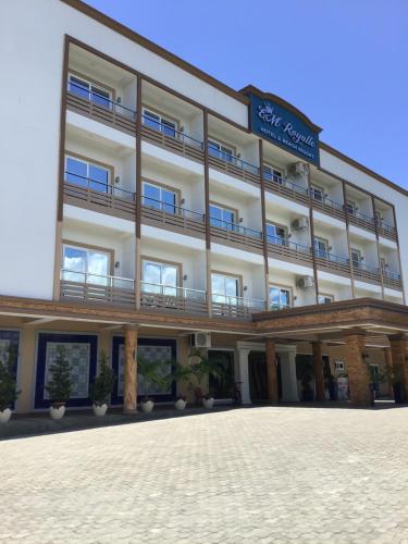EM Royalle Hotel & Beach Resort photo 4