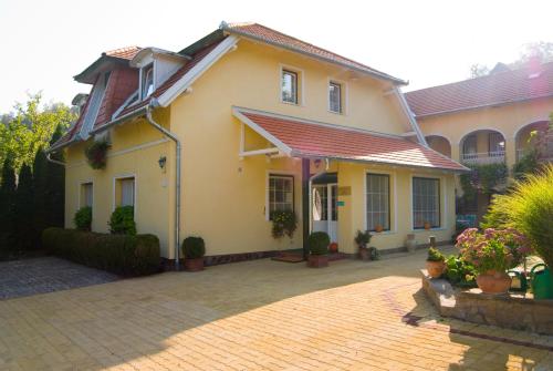  Hársfa Szálló, Pension in Tamási