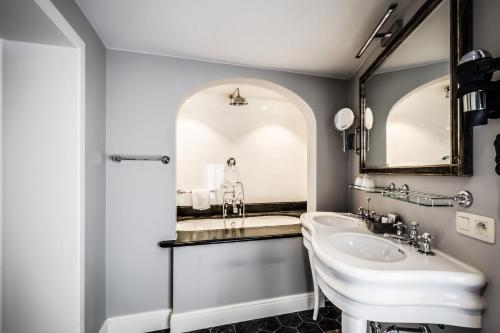 260091177 Luxury Boutique Hotel De Castillion